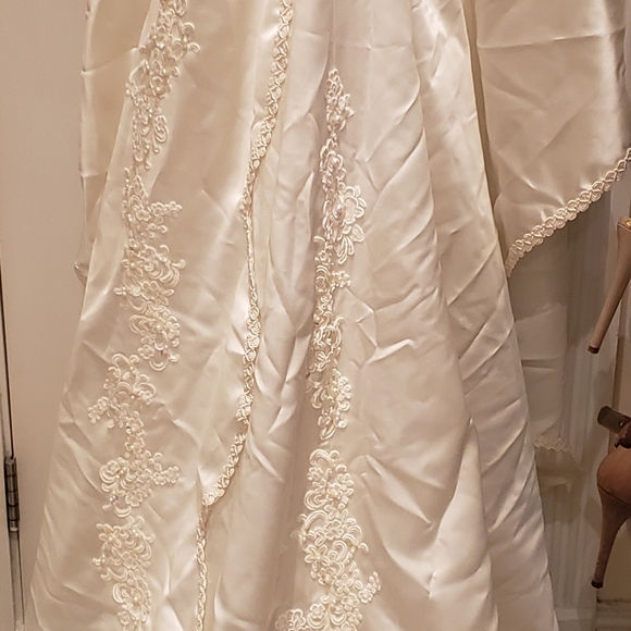Wedding dress - Picture 3 of 7